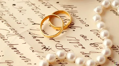 Элегантная фотография свадебных рук с кольцами