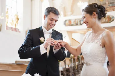 Фото свадебных рук с кольцами на заднике