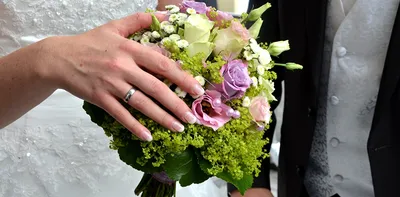 Изображение свадебных рук с кольцами в черно-белом стиле