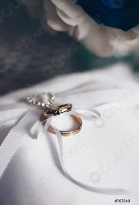 Фото свадебных рук с кольцами в ретро-стиле