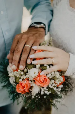 Фотография свадебных рук с кольцами в ретро стиле