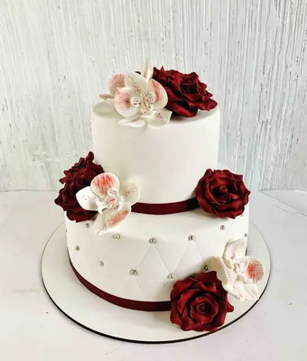 Свадебные торты на заказ: с ягодами, цветами, статуэткой