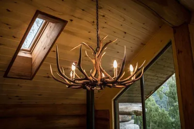 Светильники в интерьере деревянного дома - 79 фото