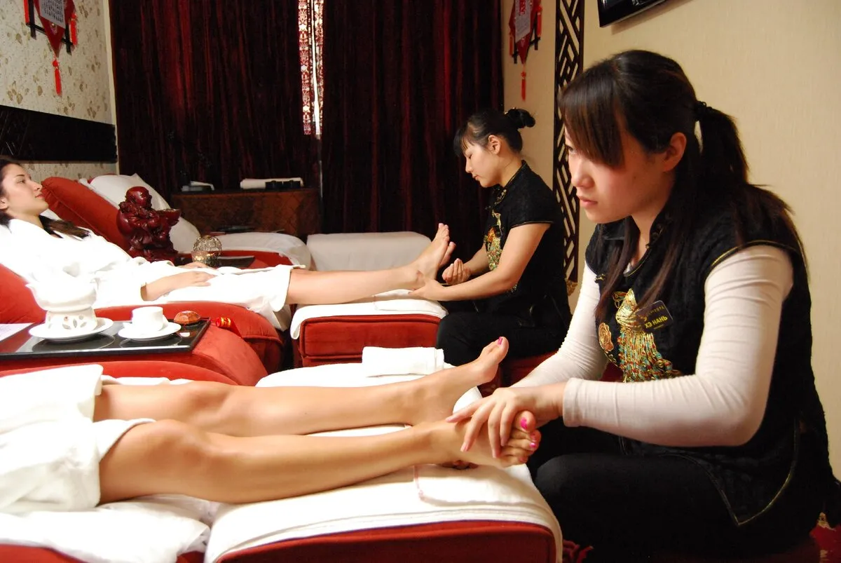 Китайский массаж. Тайский массаж ног. Китайский традиционный массаж. Тайский салон массаж ног. Пришла в массажную