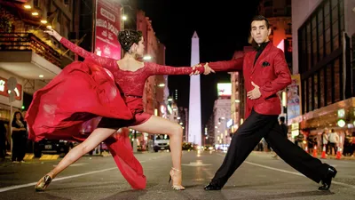 Человек и женщина танцуя аргентинское танго Стоковое Изображение -  изображение насчитывающей художничества, люди: 82977109