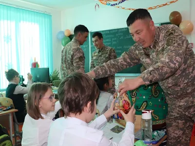 Американский танкист помогает детям перебраться через мост, разрушенный  танком М3 «Генерал Ли» — военное фото