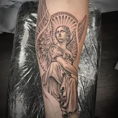 Изображение татуировки ангела на руке: средний размер в PNG формате
