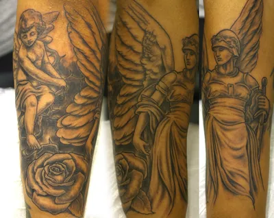 Фотография татуировки ангела на руке в чёрно-белом стиле