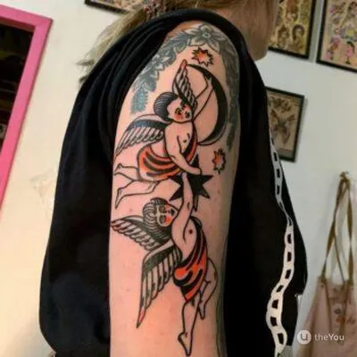 Фотография татуировки ангела на руке с эффектом размытия