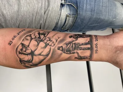 Изображение татуировки ангела на руке с цветочным орнаментом