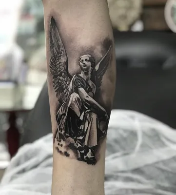 Фото татуировки ангела на руке с листьями