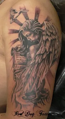 Картинка татуировки ангела на руке на фоне города