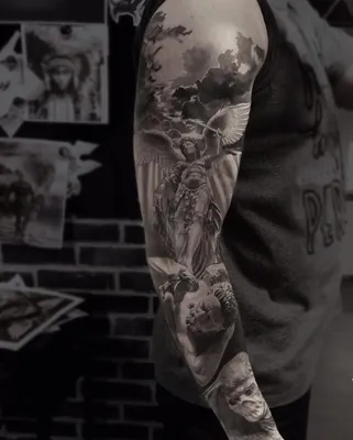 Татуировка ангела на руке в стиле традиционного татуирования