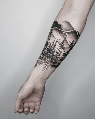 Изображение татуировки ангела на руке на фоне моря