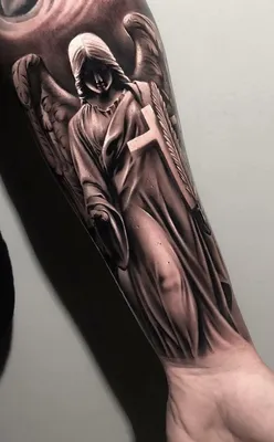 Фото татуировки ангела на руке с механическим орнаментом