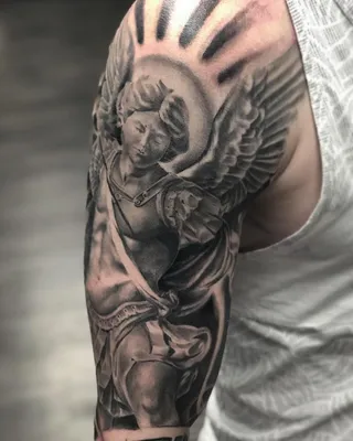 Картинка татуировки ангела на руке с цветочным венком