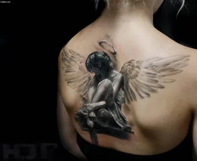 Фото татуировки ангела на руке с геометрическими фигурами