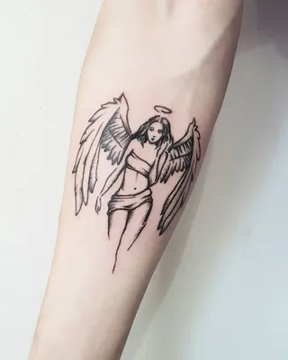 Изображение татуировки ангела на руке в стиле минимализма
