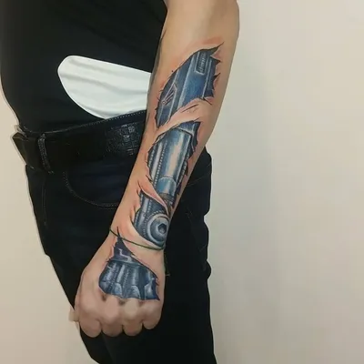 Фотография руки с татуировкой Биомеханика