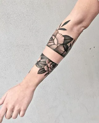 Фотография татуировки браслета на руке для дизайнеров