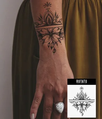 Изображение татуировки браслета на руке для презентаций
