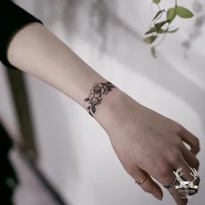 Татуировка браслет на руке: фото в цвете