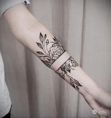 Фотография татуировки браслета на руке в стиле граффити