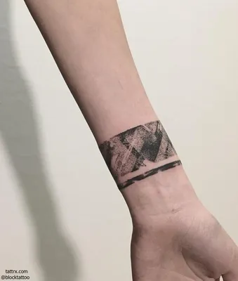 Изображение татуировки браслета на руке в стиле водяного знака