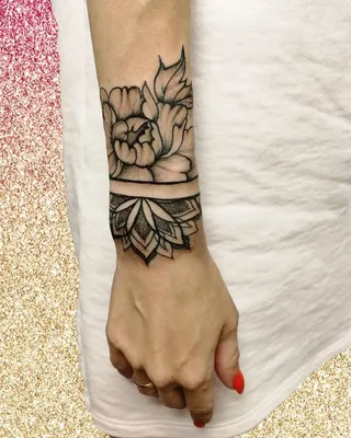 Фото татуировки браслета на руке в PNG