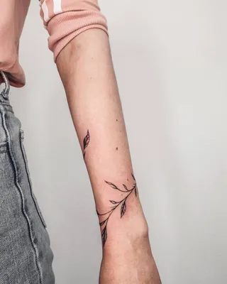 Фотография татуировки браслета на руке на белом фоне