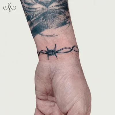 Фото тату браслета на руке в черно-белом стиле