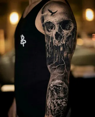 Изображение черепа с татуировкой в стиле готика
