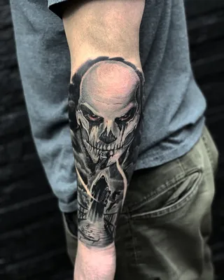 Фотография черепа с татуировкой
