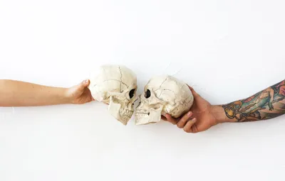 Изображение черепа с татуировкой на руке