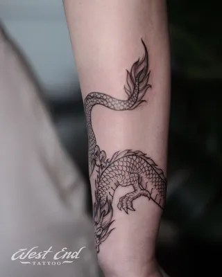 Картинка тату дракона на руке с мистическими символами