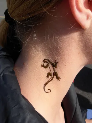 Изображение татуировки ящерицы на руке с эффектом тени