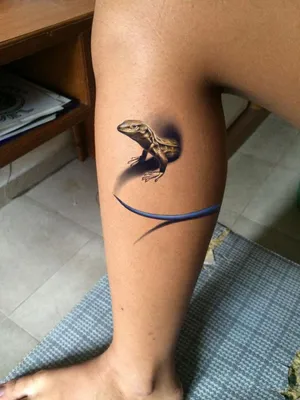 Фото татуировки ящерицы на руке с элементами граффити