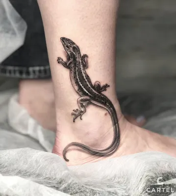 Изображение татуировки ящерицы на руке с множеством цветов