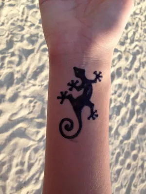 Татуировка ящерицы на руке: фото с эффектом блика