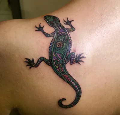 Картинка татуировки ящерицы на руке с геометрическими узорами