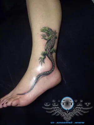 Изображение татуировки ящерицы на руке в стиле комиксов