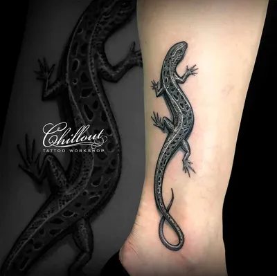 Фото татуировки ящерицы на руке в стиле абстракционизма