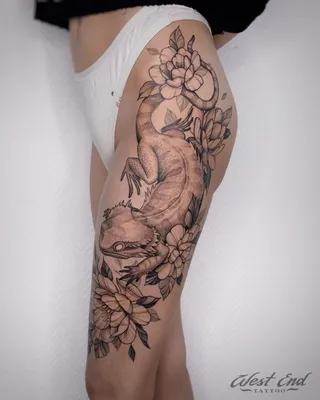 Картинка татуировки ящерицы на руке с элементами романтики