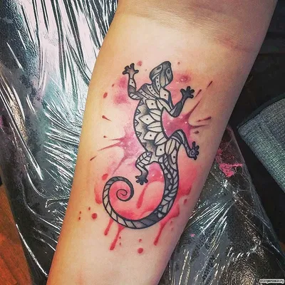 Изображение татуировки ящерицы на руке в стиле реализма