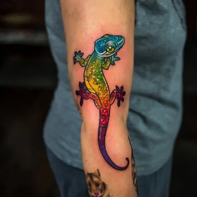 Картинка татуировки ящерицы на руке с яркими цветами