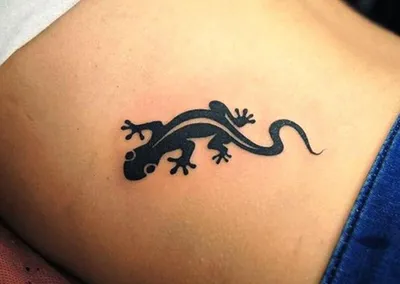 Фото татуировки ящерицы на руке с надписью