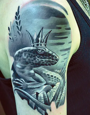Картинка татуировки ящерицы на руке на темном фоне