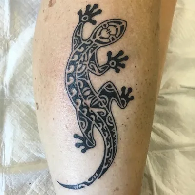 Изображение татуировки ящерицы на руке в традиционном стиле