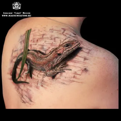Картинка татуировки ящерицы на руке в стиле минимализма