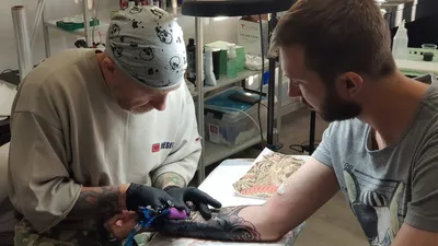 Фото татуировки ящерицы на руке в стиле биомеханики